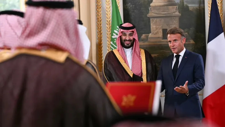 بن سلمان وماكرون يوقعان اتفاقيات لتعزيز الشراكة.. ويعلنان بناء مدينة ترفيهية ضخمة قرب باريس