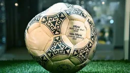 Bola da 'Mão de Deus' de Diego Maradona é vendida por 3,35 milhões de dólares em leilão