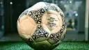 Bola da 'Mão de Deus' de Diego Maradona é vendida por 3,35 milhões de dólares em leilão