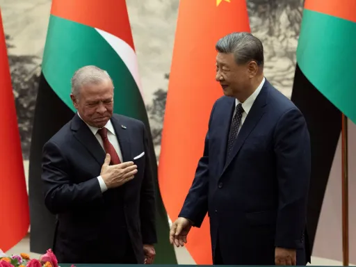 China e Jordânia pedem o cumprimento do acordo EUA-Irão e a abertura da passagem de Ormuz