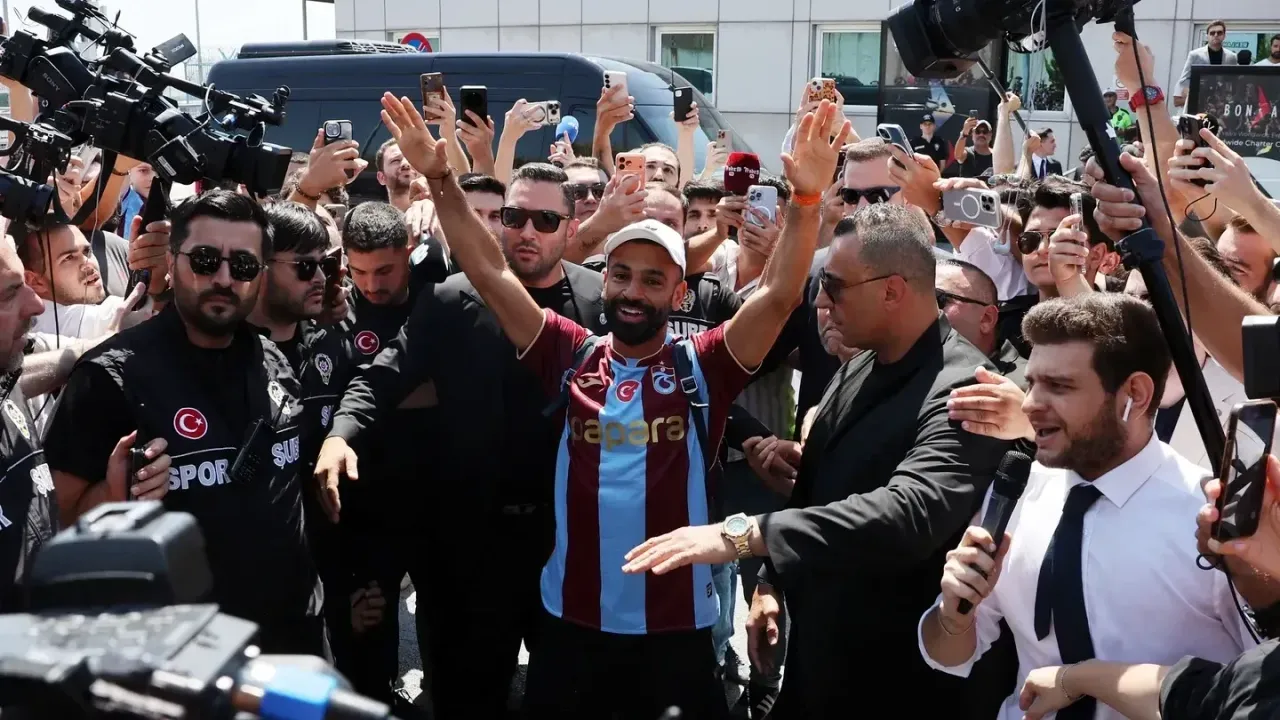 استقبال هواداران ترابزوناسپور از محمد صلاح در بدو ورود به استانبول