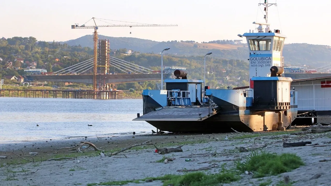 Na Bulgária, muitos navios estão à espera no rio Danúbio devido aos baixos níveis da água