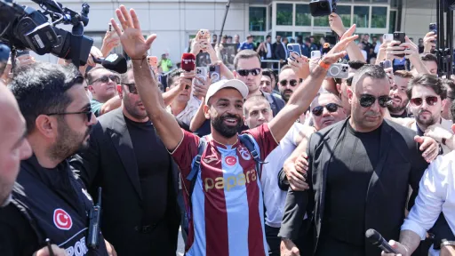 وسط احتفاء جماهيري كبير.. محمد صلاح يصل إلى إسطنبول تمهيداً لانضمامه إلى طرابزون سبور