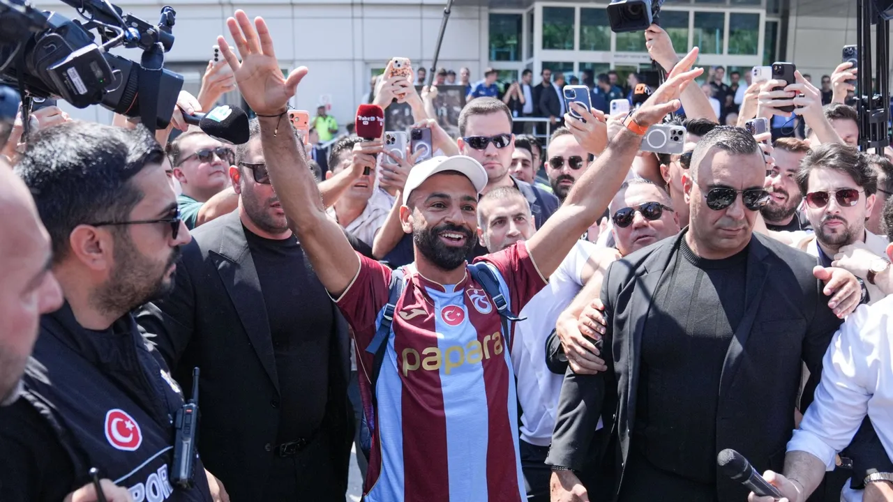 وسط احتفاء جماهيري كبير.. محمد صلاح يصل إلى إسطنبول تمهيداً لانضمامه إلى طرابزون سبور