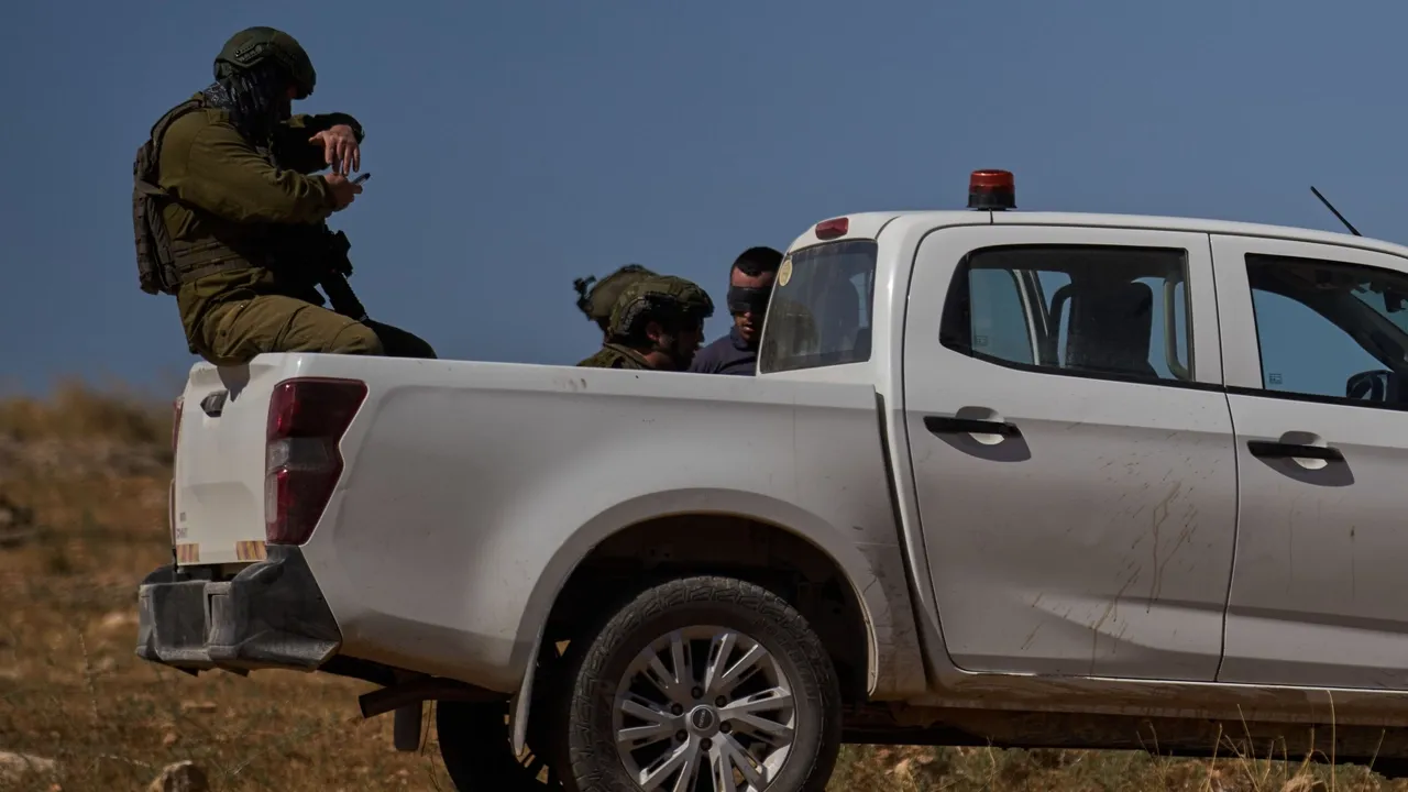 Colonos israelitas ilegais incendiam casas palestinianas e ferem seis pessoas na Cisjordânia ocupada