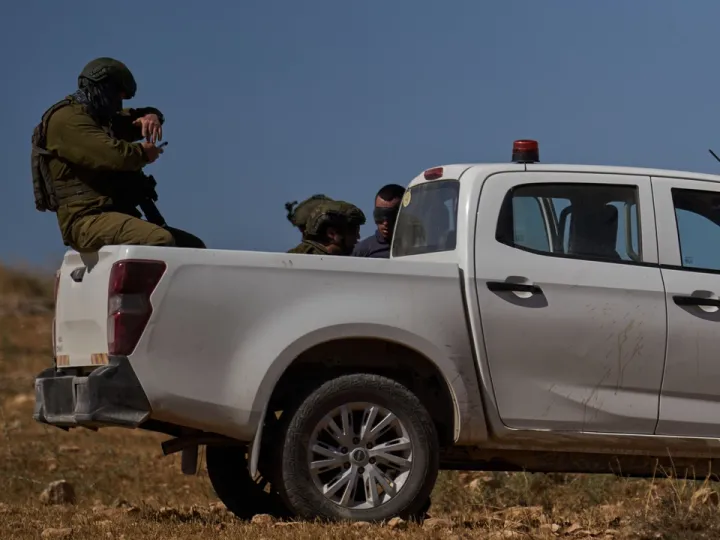 Colonos israelitas ilegais incendiam casas palestinianas e ferem seis pessoas na Cisjordânia ocupada
