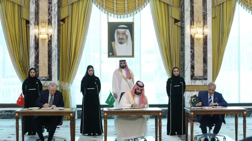 "الهجوم على إحداها يستهدف الجميع".. تركيا والسعودية وباكستان توقع اتفاقية مكة للدفاع المشترك