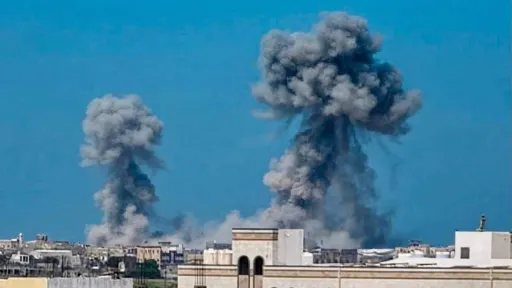 7 قتلى بقصف استهدف ميناء المخا ومناطق سكنية باليمن.. والعليمي: الحوثيون يهددون الإمدادات