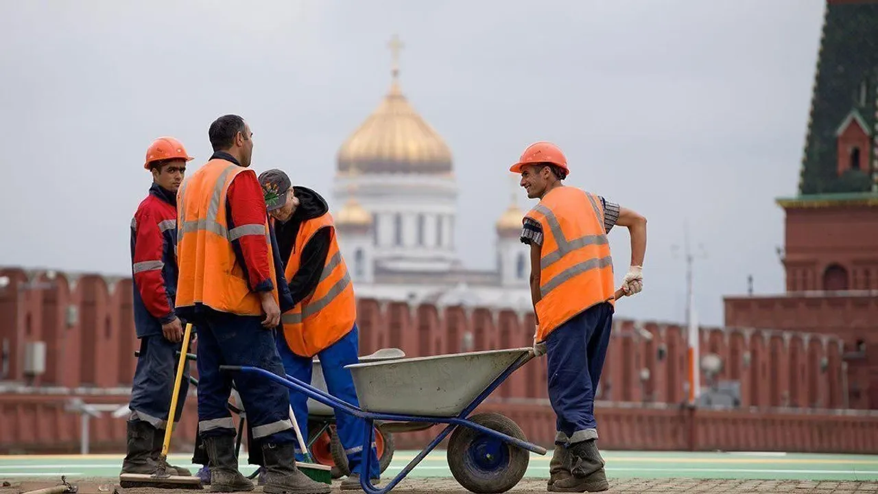 Почти 100 тысяч узбекистанцев покинули Россию за 10 дней