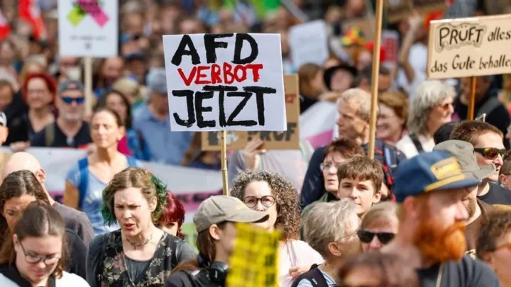 Zehntausende demonstrieren gegen Rechtsextremismus