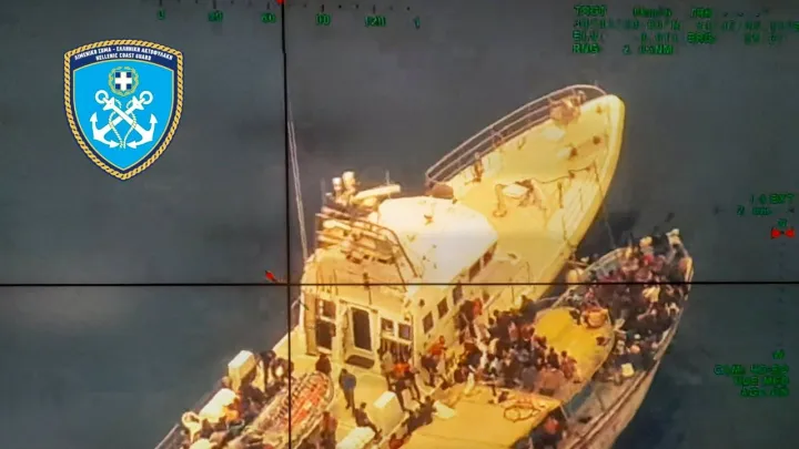 Barco que transportava imigrantes ilegais naufragou na Grécia: 1 morto e 25 desaparecidos