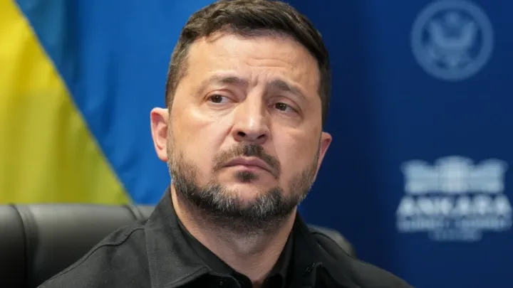 Зеленский заявил, что Россия дважды атаковала его самолет