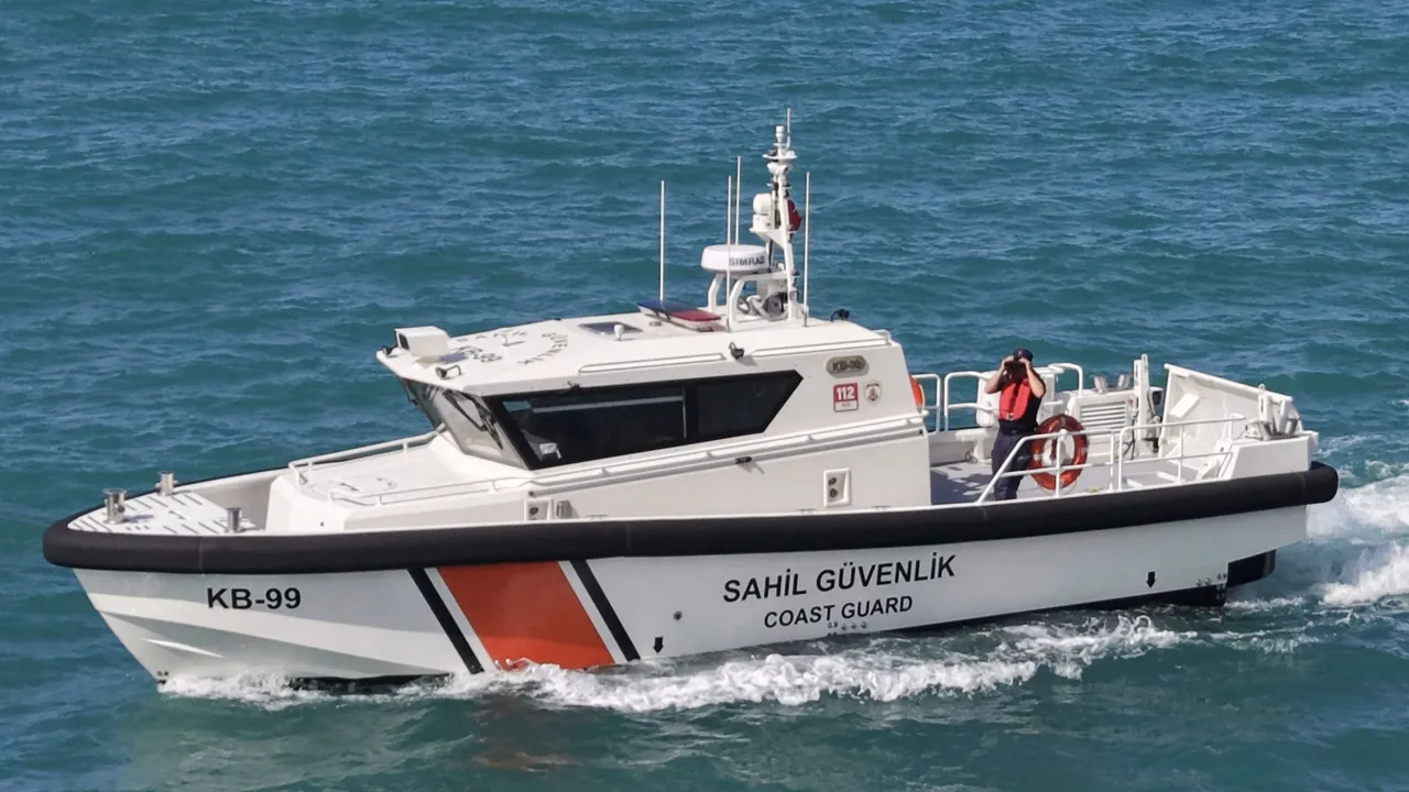 Dois navios comerciais colidem ao largo de Istambul; 10 tripulantes estão desaparecidos