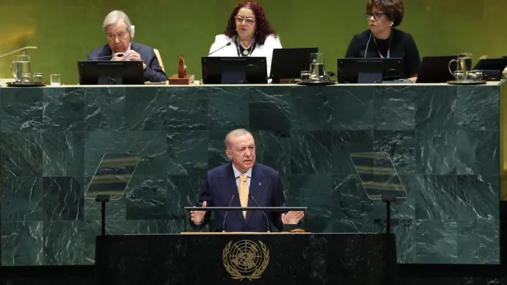 أردوغان: حلف مكة يعزز التضامن بين تركيا وباكستان والسعودية ويدعم حل مشكلات المنطقة