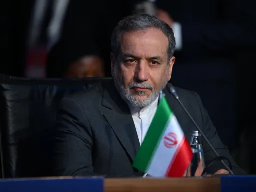 Araghchi: "Irão 'não vai recuar' sobre as condições do Estreito de Ormuz"
