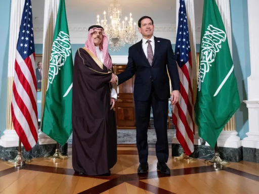 Secretário de Estado dos EUA discutiu com o seu homólogo saudita os desenvolvimentos no Iémen