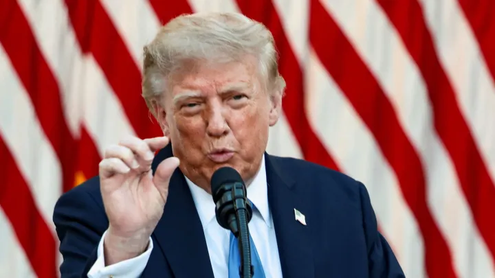 Trump pondera fim da guerra com o Irão enquanto Pentágono prolonga presença no Médio Oriente