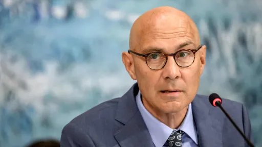 Volker Turk pede suspensão de entrega de armas a Israel devido a riscos legais