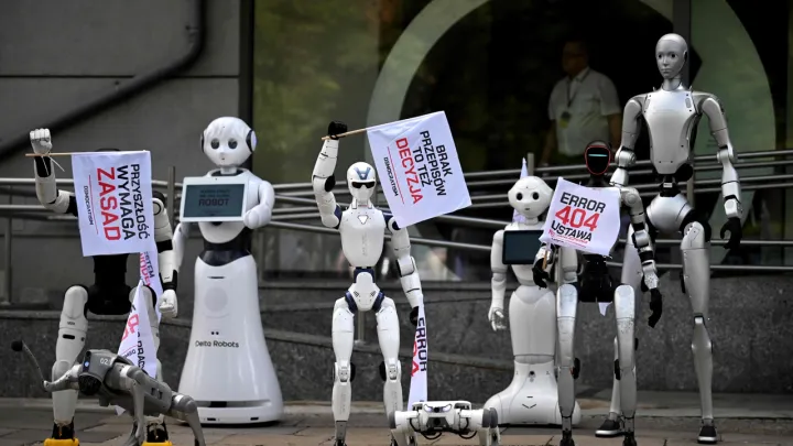 Robôs protestam contra a inteligência artificial na Polónia: "Protejam os empregos"