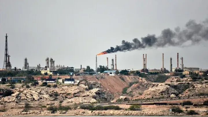 انفجارات تهز قلب النفط الإيراني.. والحرس الثوري يهدد بالرد