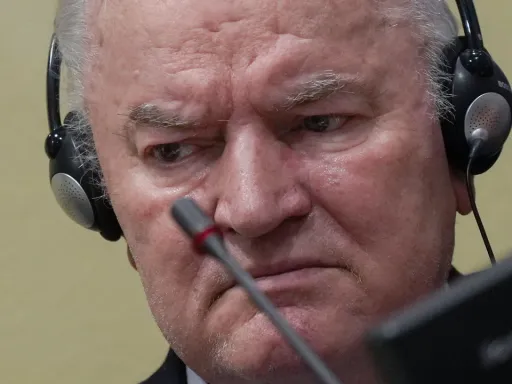 UE condena a “glorificação” do falecido criminoso de guerra condenado Mladic