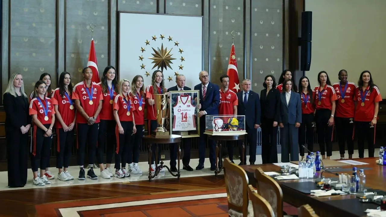 دیدار رئیسجمهور اردوغان با تیم ملی والیبال زنان ترکیه پس از کسب عنوان قهرمانی اروپا