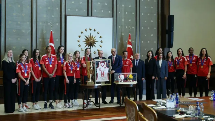 دیدار رئیس‌جمهور اردوغان با تیم ملی والیبال زنان ترکیه پس از کسب عنوان قهرمانی اروپا