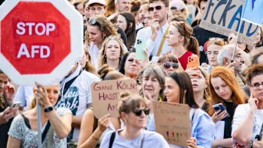 Köln: Tausende bei Demo gegen Rechtsextremismus
