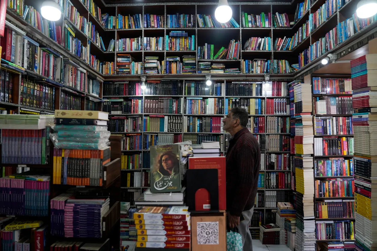 A repressão da polícia indiana contra livros islâmicos em Caxemira suscita indignação