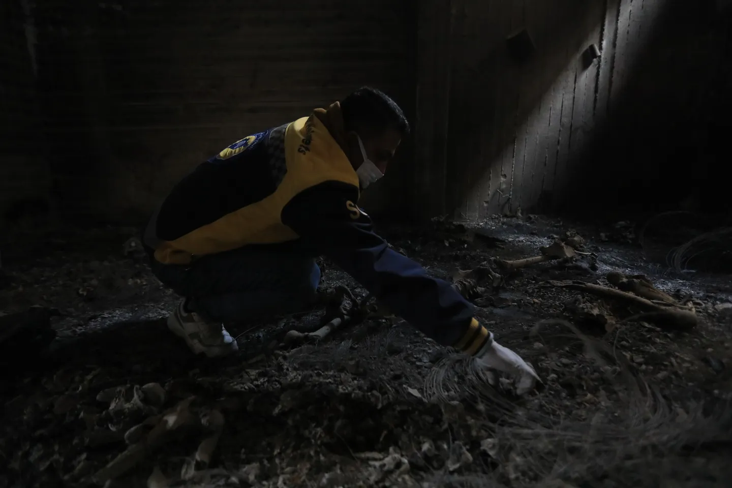 Kolejny masowy grób odkryty w budynku użytkowanym  przez reżim Asada