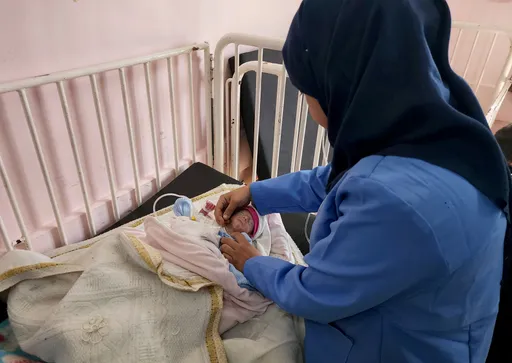 Палестинско бебе почина од студ додека Израел продолжува да ја блокира помошта за Газа