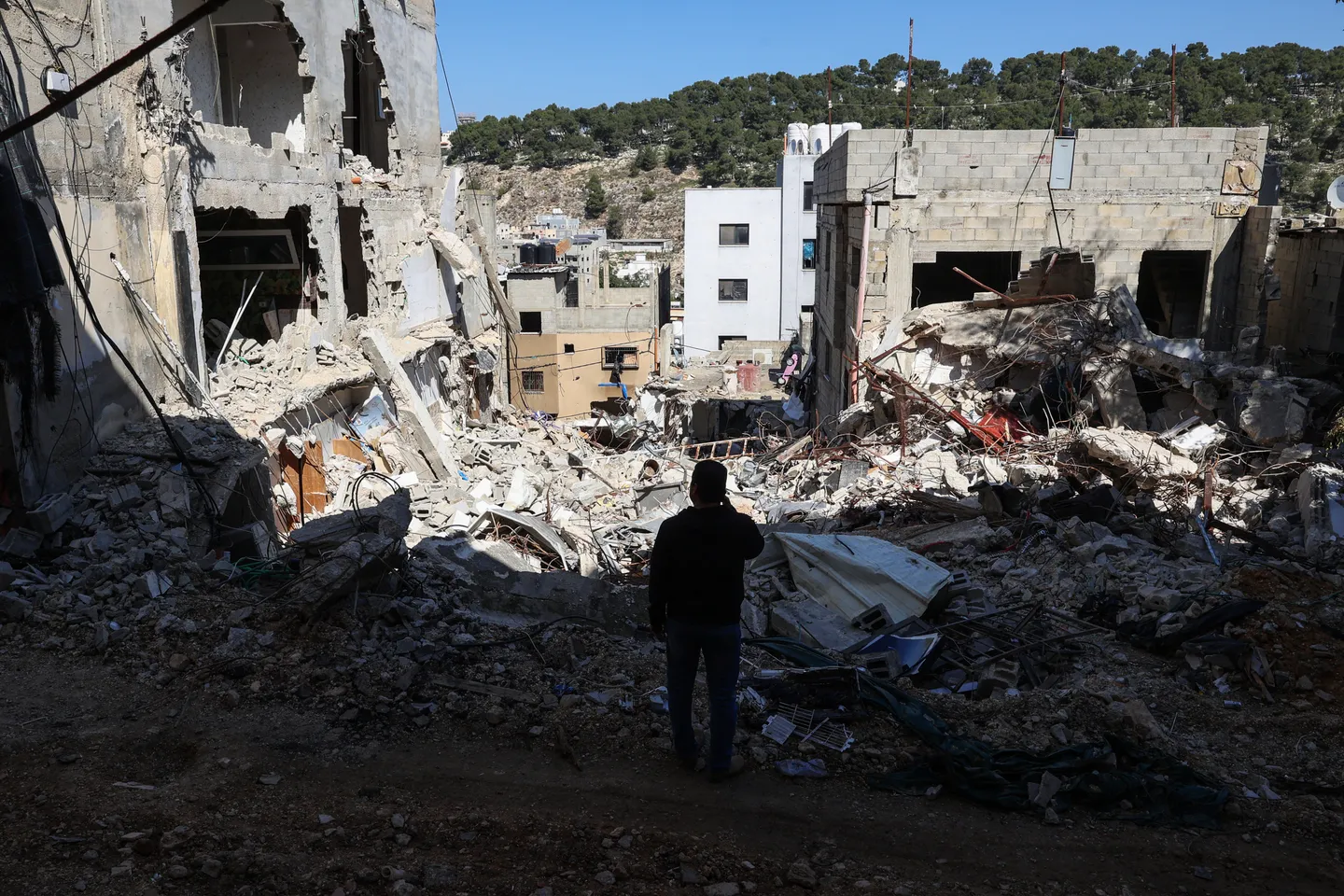 الاحتلال يصعّد عدوانه على طولكرم ومخيميها.. ومستوطنون يهاجمون قرى بالخليل