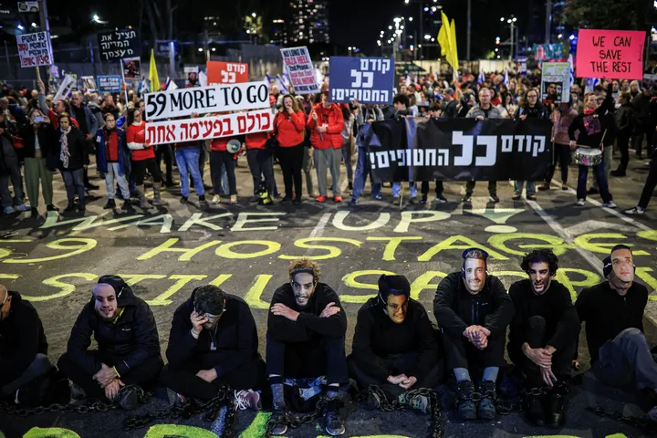 Israelis protest ministers’ homes over Gaza prisoner deal