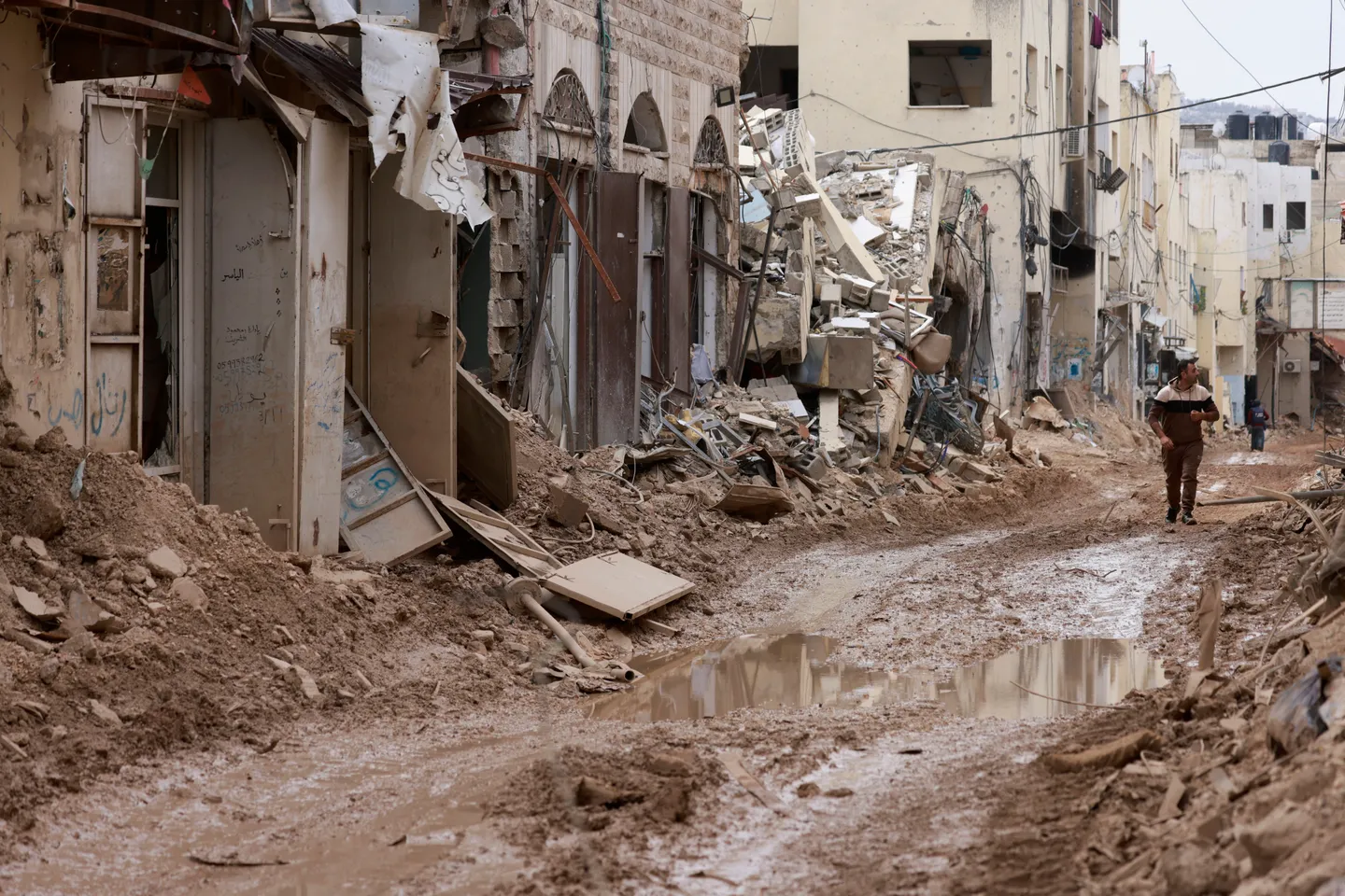 الاحتلال يوسّع عدوانه بالضفة.. شهيد في جنين وعشرات الإصابات بالاختناق والرصاص