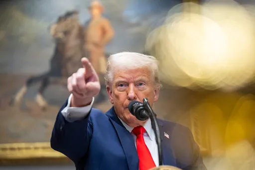 Trump enciende su guerra comercial: aranceles a Canadá y México entran en vigor