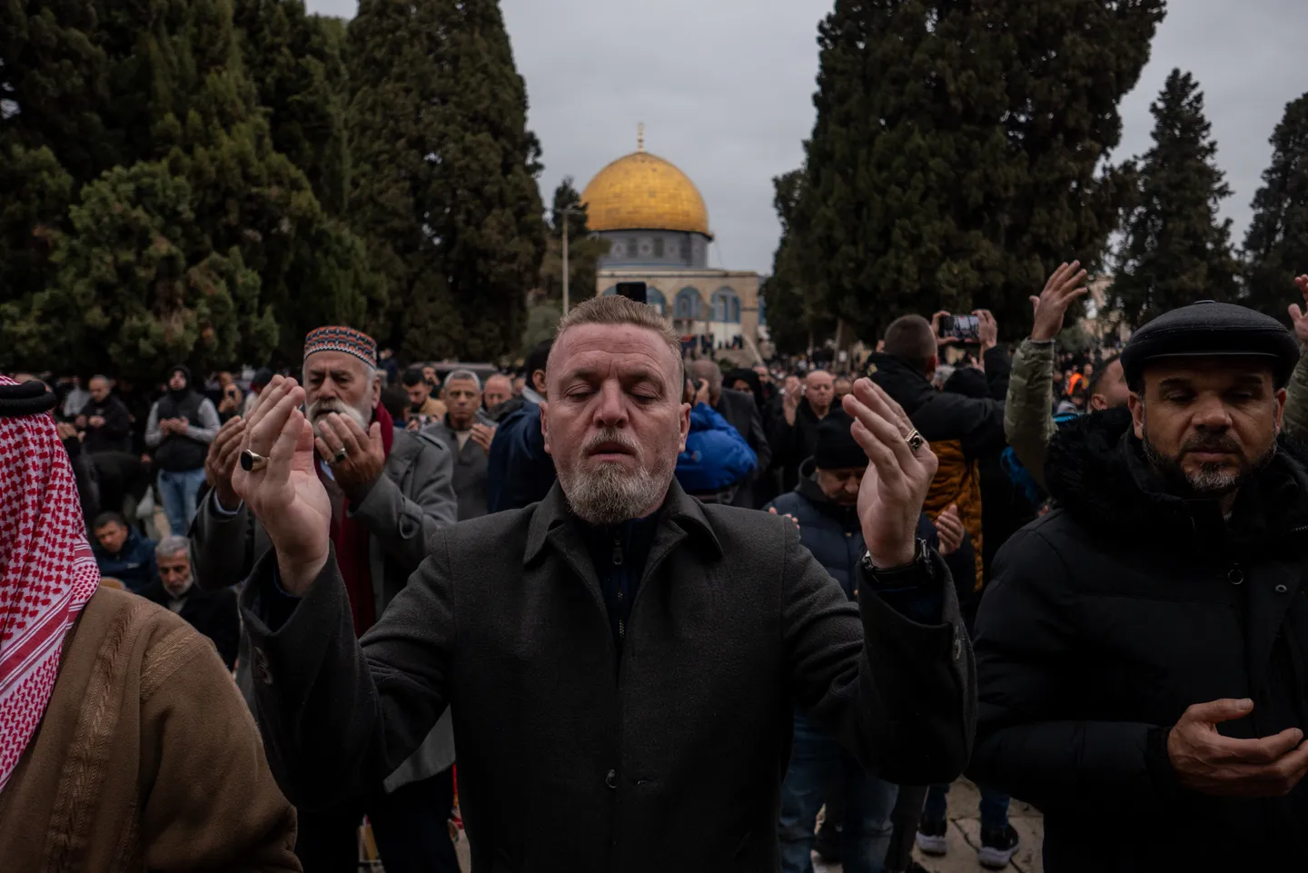 رغم قيود الاحتلال المشددة.. 90 ألفاً يؤدون صلاة الجمعة الأولى من رمضان في المسجد الأقصى