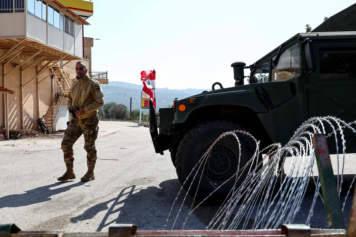 الجيش اللبناني يستنكر زيارة إسرائيليين لمقام ديني مزعوم جنوب البلاد.. ونيران الاحتلال تصيب 3 مواطنين