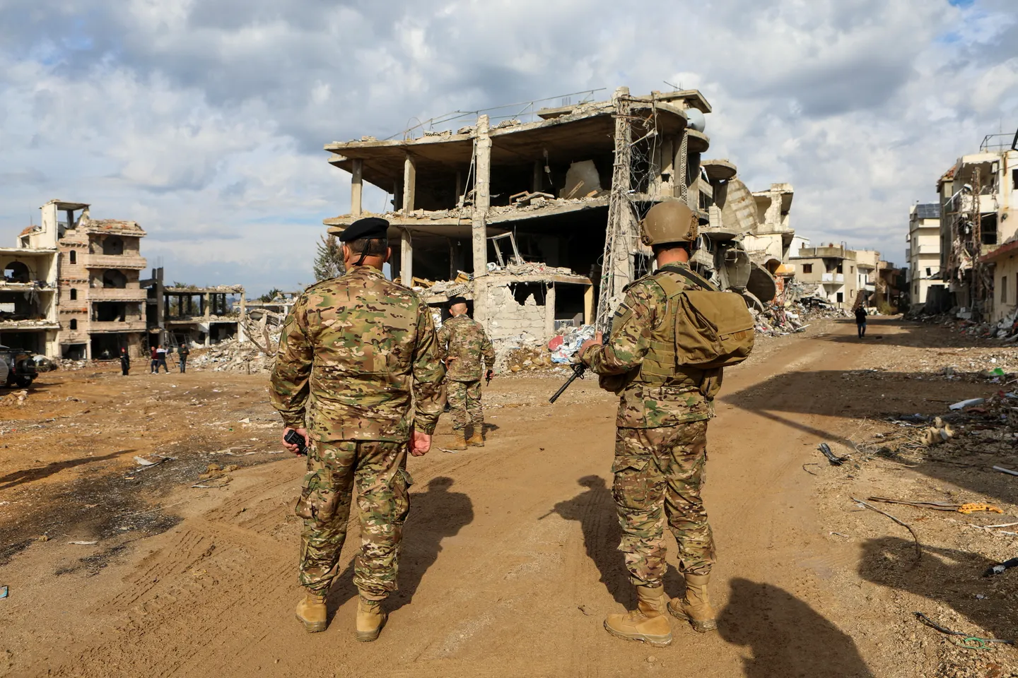 جيش الاحتلال يختطف عسكرياً لبنانياً في الجنوب.. وقاسم: المقاومة لن تتوقف أمام العدوان الإسرائيلي