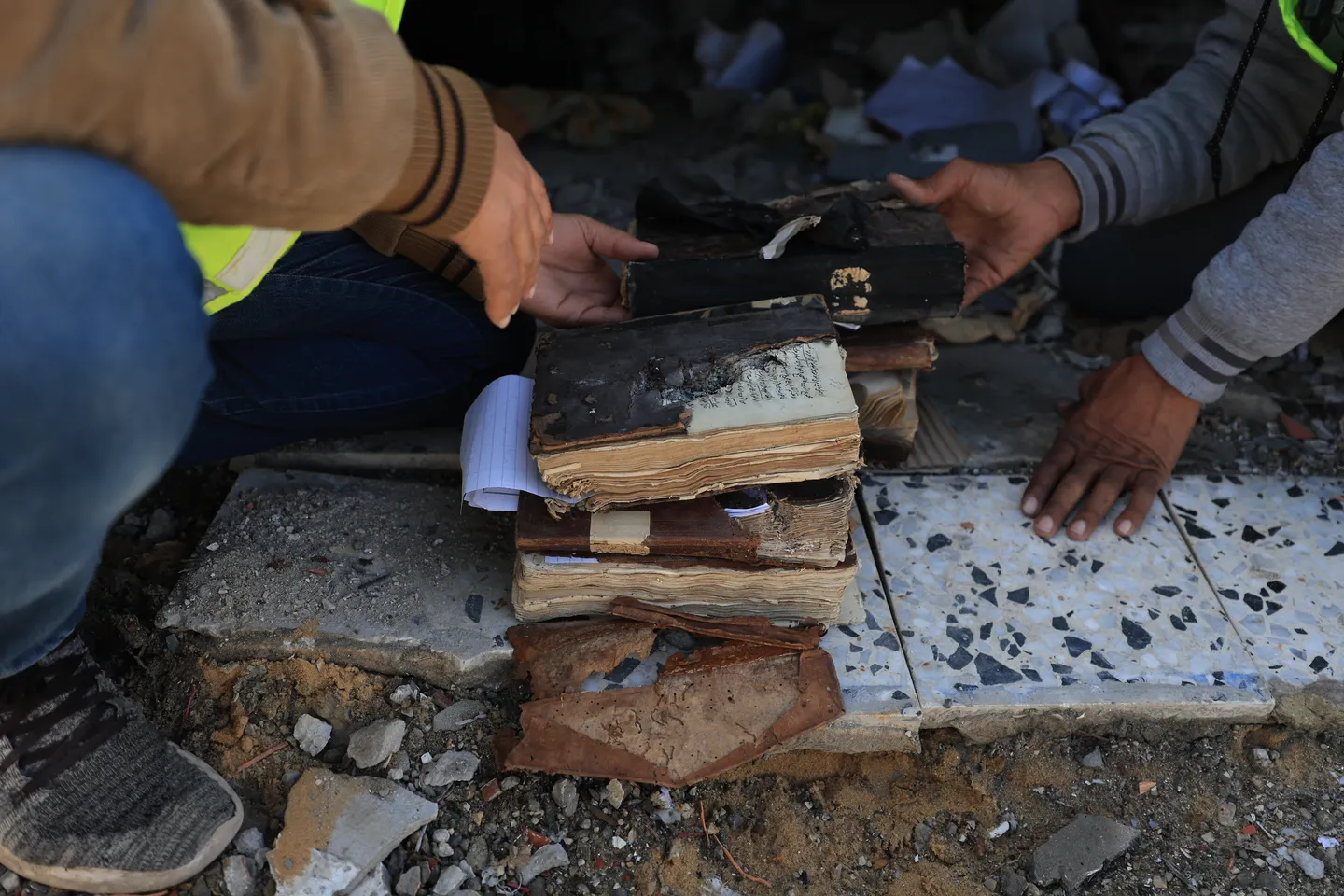 إنقاذ التاريخ من محاولات الطمس الإسرائيلي.. انتشال مخطوطات من تحت أنقاض غزة