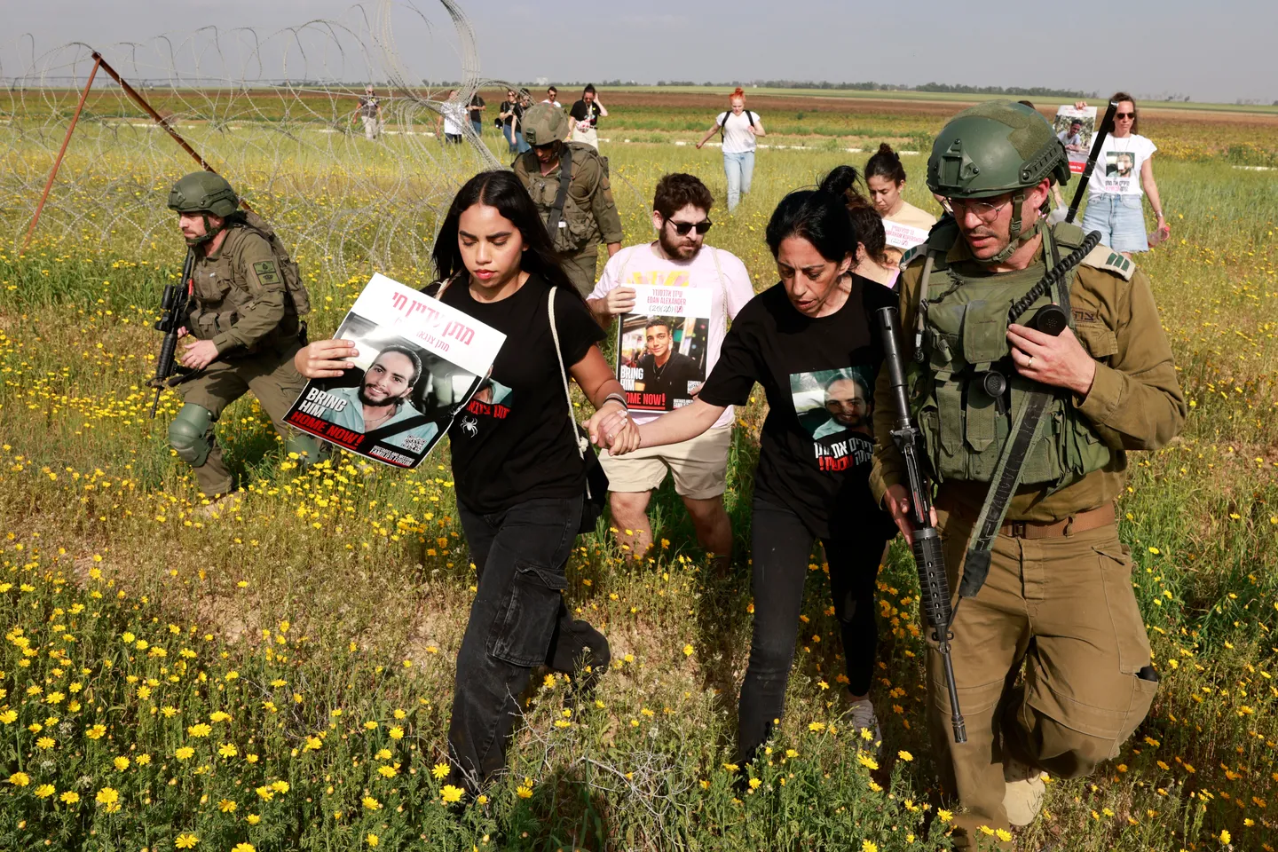 عائلات أسرى إسرائيليين تعتصم عند حدود غزة وتتهم نتنياهو بالتضحية بأبنائها