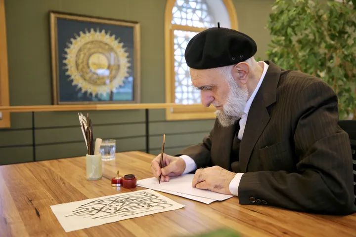 Remembering Hasan Celebi, Turkish calligrapher whose work adorns Prophet’s Mosque and Blue Mosque