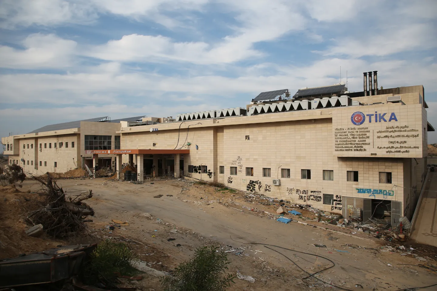 شاهد | الوحيد المخصص لعلاج السرطان في غزة.. جيش الاحتلال يفجر مستشفى "الصداقة التركي" وسط القطاع