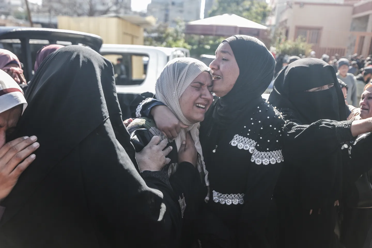 شهداء جدد في غزة والاحتلال يحاصر الإسعاف والدفاع المدني.. وتحذير من تصاعد الجوع والعطش