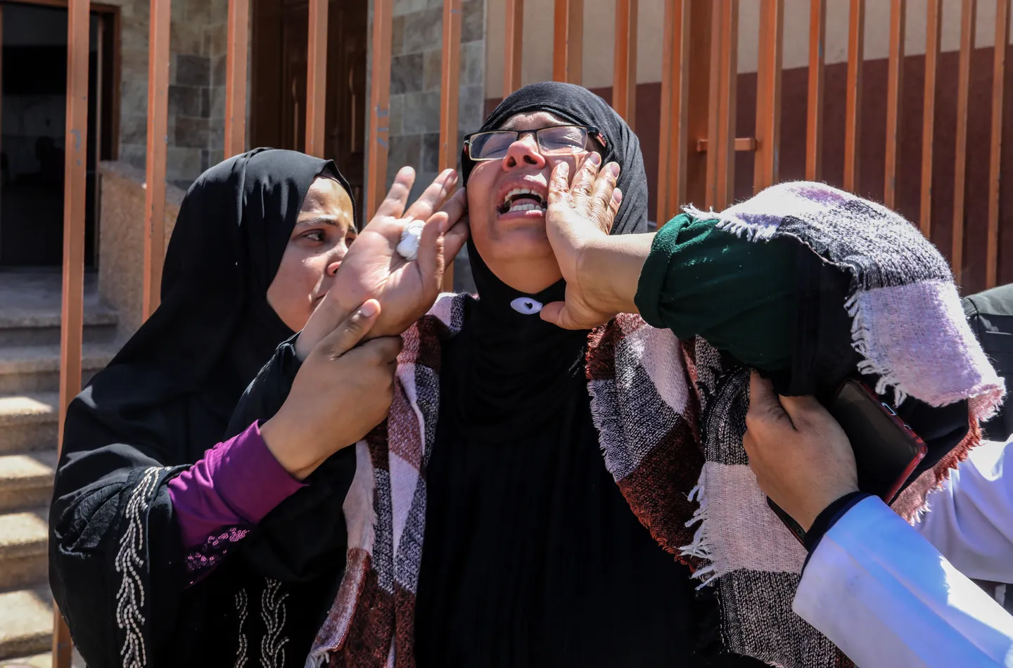 استشهاد 26 في تجدد قصف الاحتلال على غزة.. وفقدان الاتصال بـ9 مسعفين لليوم الثالث