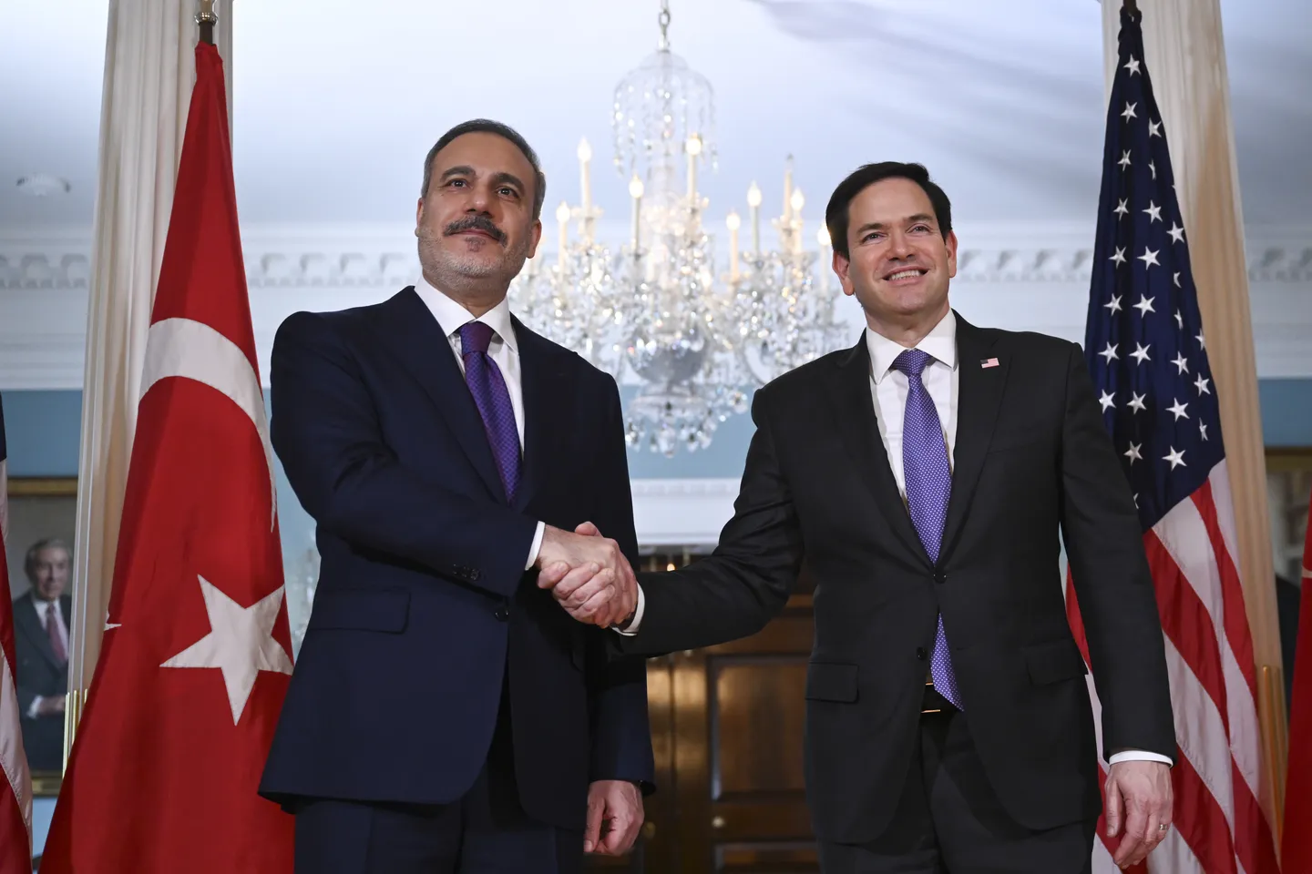 Түркия менен АКШ коргоо өнөр жайы тармагындагы чектөөлөрдү алып салууга даяр