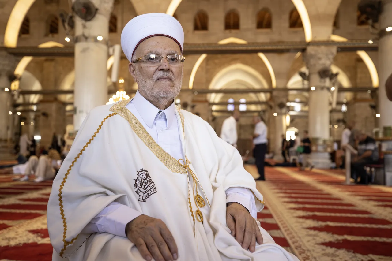 إسرائيل تمنع الشيخ عكرمة صبري دخول المسجد الأقصى لمدة ستة أشهر