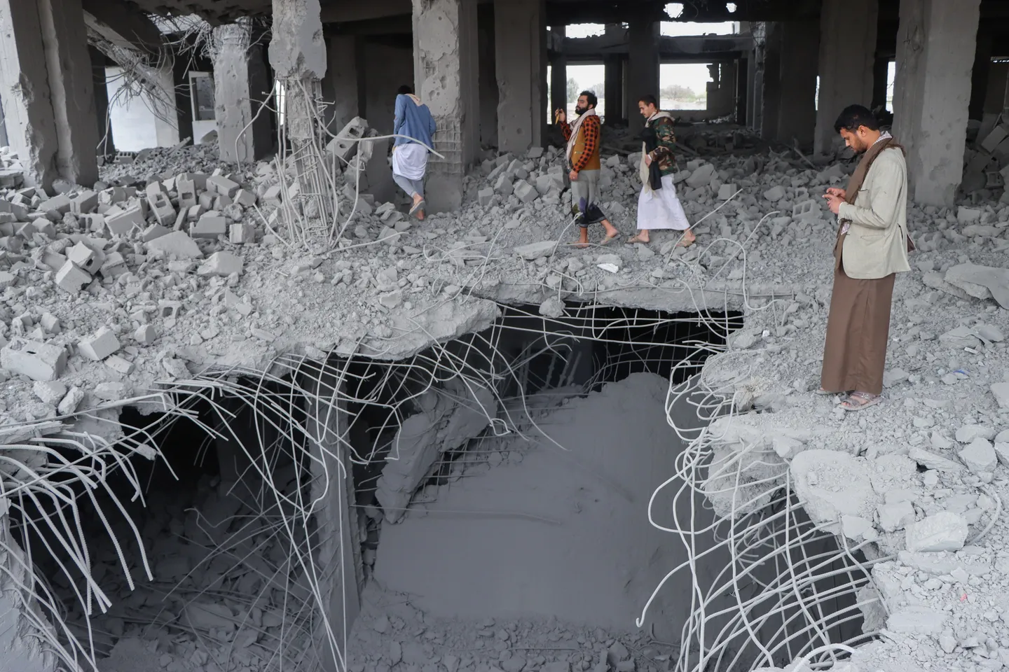 "الحوثي" تعلن مقتل شخص وإصابة 5 آخرين جرّاء غارات أمريكية في العاصمة اليمنية صنعاء