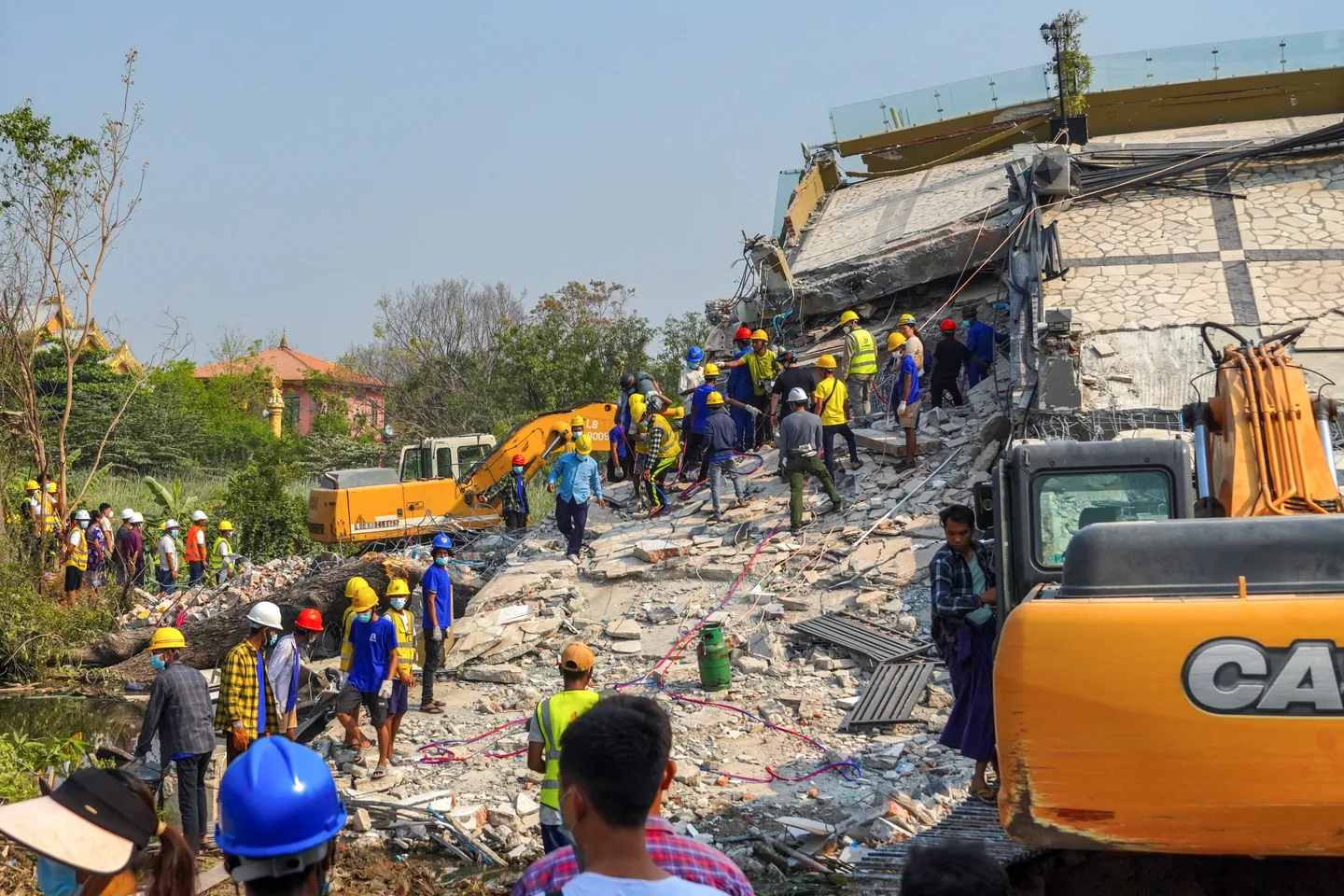 미얀마 지진 사망자 2,000명 넘어, 생존자 구조 희망 사라져
