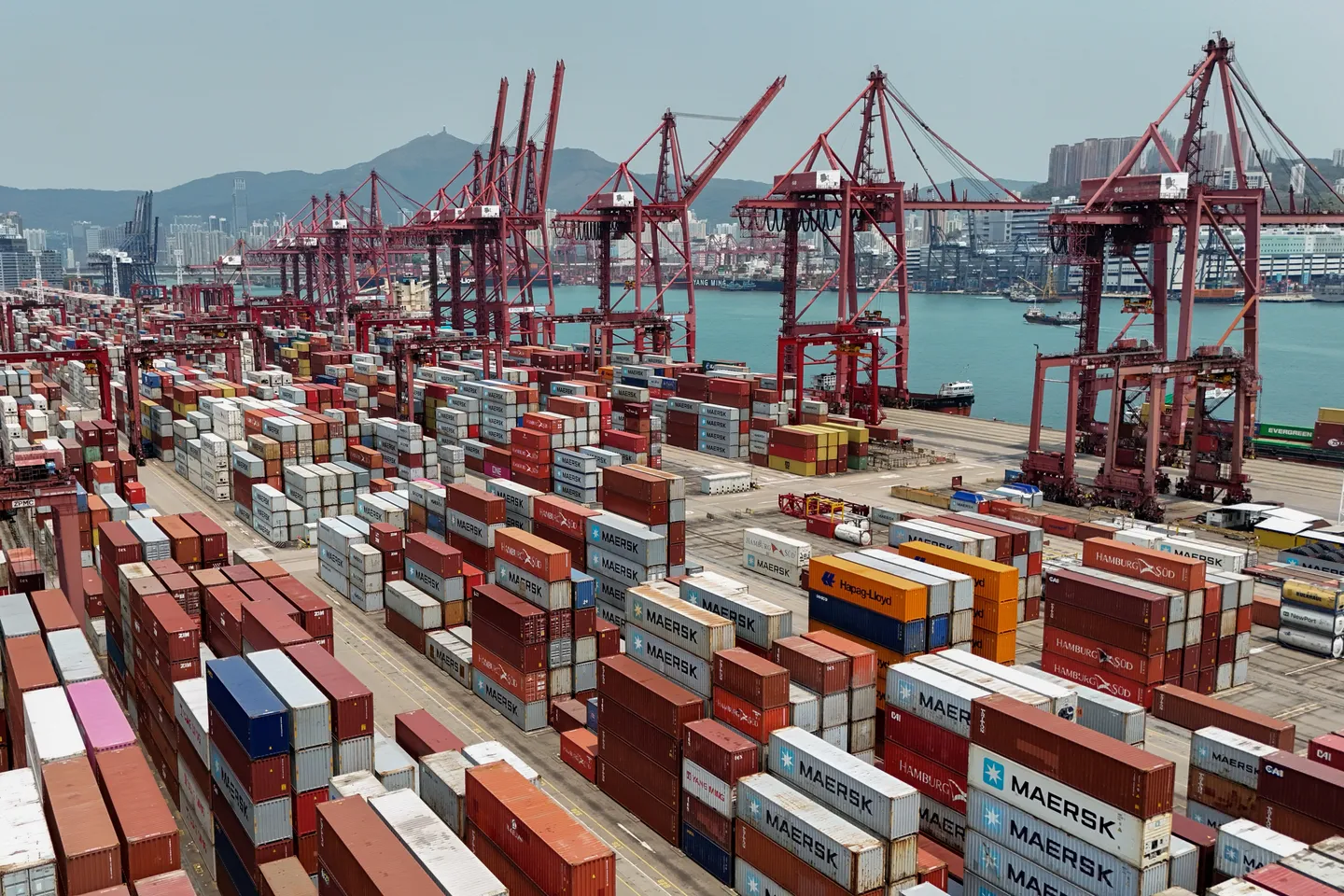 الصين تحذّر واشنطن من التصعيد التجاري وتطالب بإلغاء الرسوم الجمركية فوراً