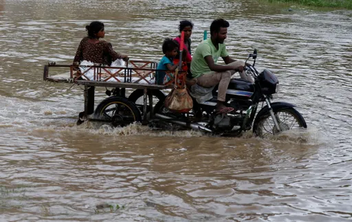 インドとネパールで豪雨と雷雨、約100人が死亡